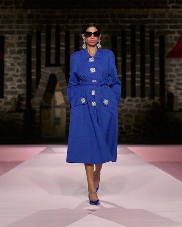 كارولينا هيريرا تلتقي بالغروب المكسيكي في مجموعة ريزورت 2025 والنتيجة تصاميم فريدة من نوعها